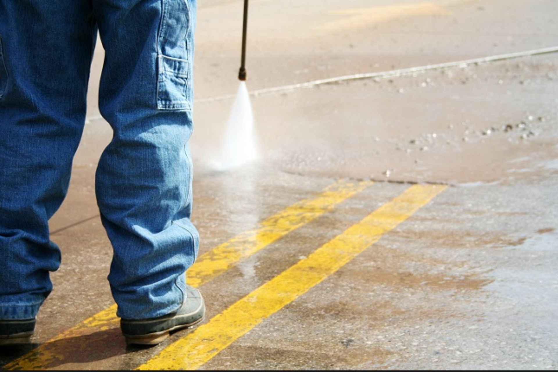 parking lot pressure washing